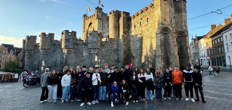 Skupinová fotografie žáků 9. ročníku z Gronau Comprehensive School během evropského výletu do Belgie