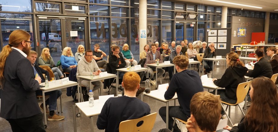 Politikere fra byen, lærere, forældre og elever fra Gronau Comprehensive School holder en paneldiskussion.