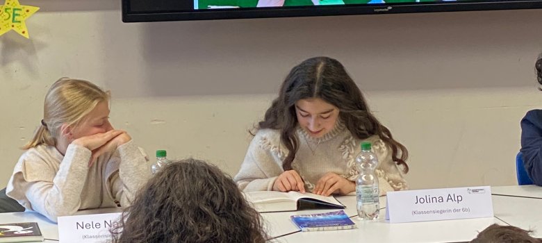 The finalists read in front of an audience and jury at the reading competition at Gronau comprehensive school