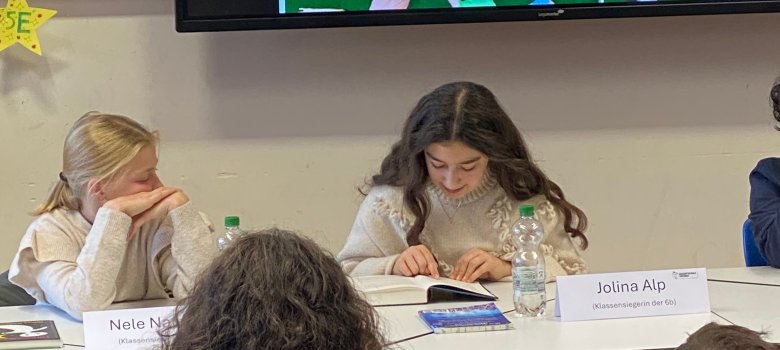 Reading competition at the Gronau comprehensive school The finalists read in front of an audience and jury at the reading competition at Gronau comprehensive school