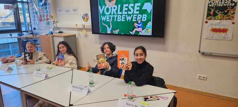 The finalists of the reading competition at Gronau Comprehensive School: Jolina Alp (6b), Nele Naroska (6a), Mirhat Yigin (6c) and Narin Ak (6d)