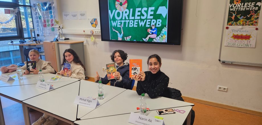 The finalists of the reading competition at Gronau Comprehensive School: Jolina Alp (6b), Nele Naroska (6a), Mirhat Yigin (6c) and Narin Ak (6d)
