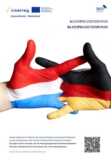 Preview of the project poster "Hier zit muziek in! - Borderless musical experiences" for the German-Dutch student exchange, with brief information about the project. In the middle are two stylized hands in the colors of the German and Dutch national flags, which touch each other and symbolize the cross-border exchange. At the bottom are the logos of Interreg Deutschland-Nederland, EUREGIO and the EU as well as a QR code to the detailed flyer.