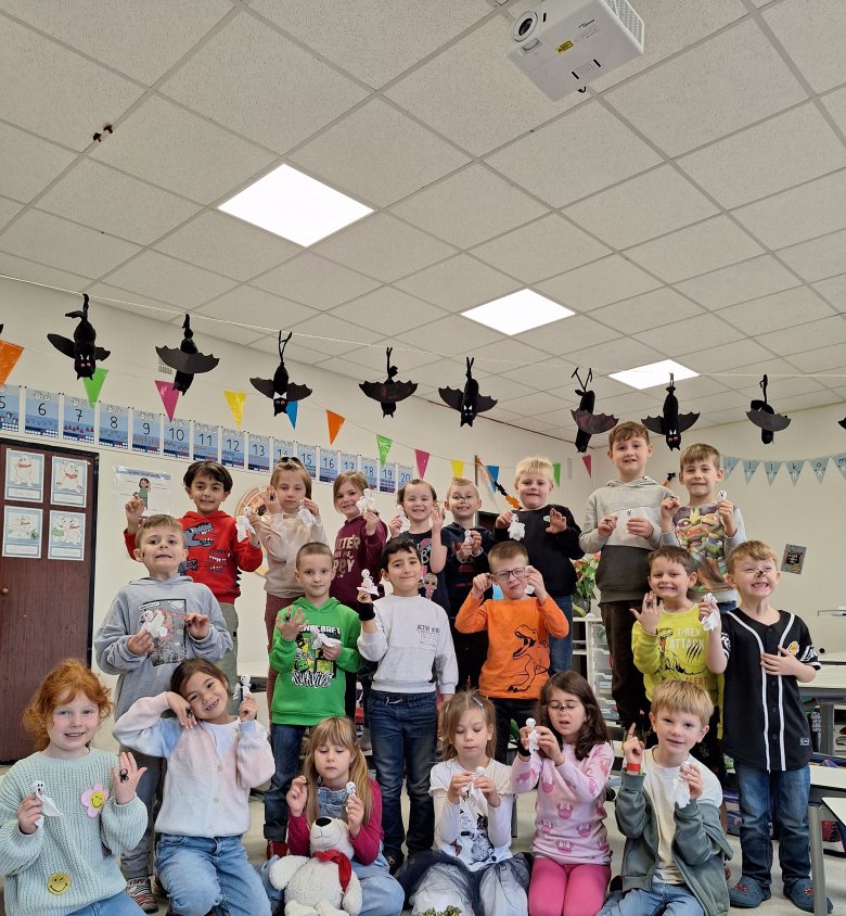 Halloween 2023 Children show off their Halloween surprise: a lollipop dressed as a ghost and a spider ring