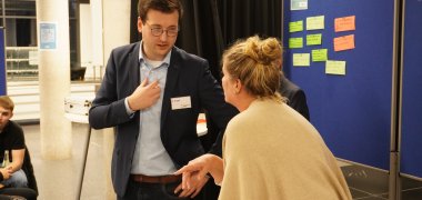 Políticos de la ciudad, profesores, padres y alumnos de la escuela integral de Gronau celebran una mesa redonda