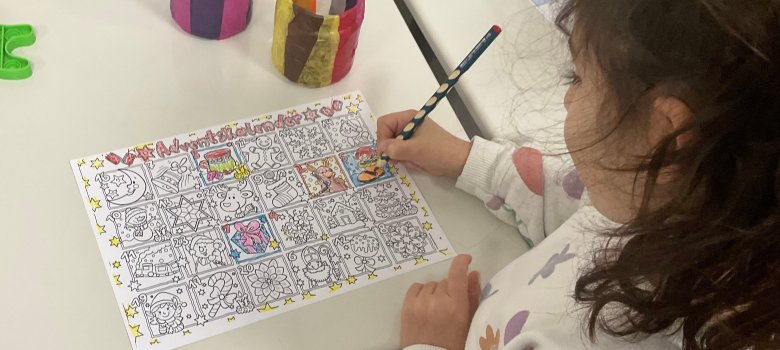 Adviento Un niño pinta un cuadro de Adviento