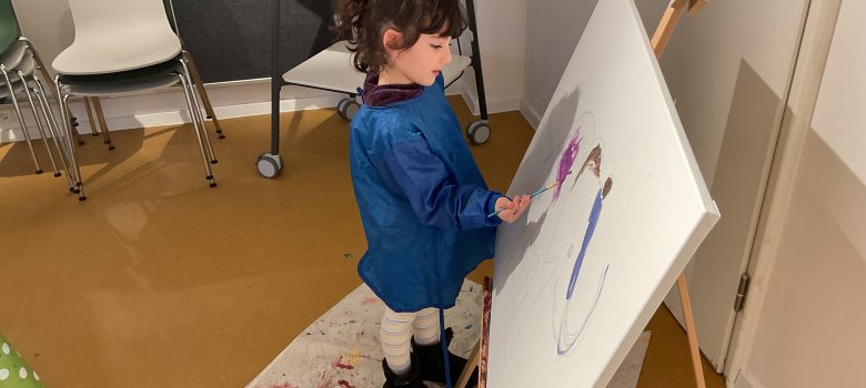 Visita a la Galería 4 Una niña pinta sobre un lienzo