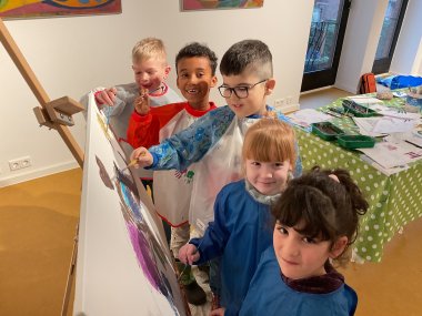 Visita a la galería 6 Los niños pintan un lienzo