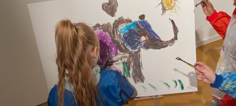 Visita a la galería 7 Los niños pintan un lienzo
