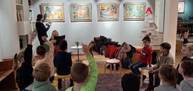 Visita a la galería Una mujer explica a los niños cómo pintar con acuarela