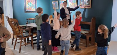 Visita a la galería Una mujer explica a los niños cómo pintar con acuarela