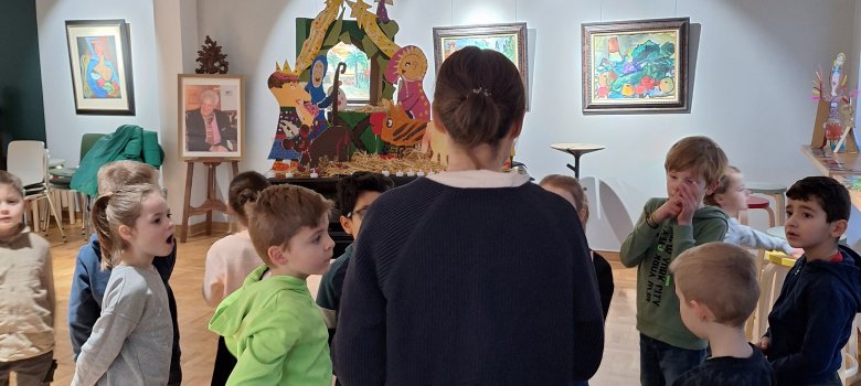 Visita a la galería Una mujer explica a los niños cómo pintar con acuarela