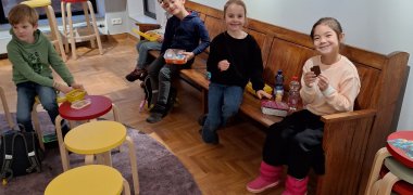 Visita a la galería Los niños toman un descanso para desayunar en la galería