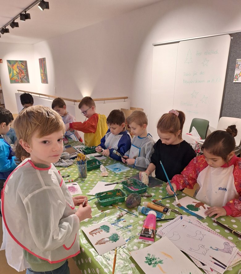 Visita a la galería Los niños pintan con pinceles y colores