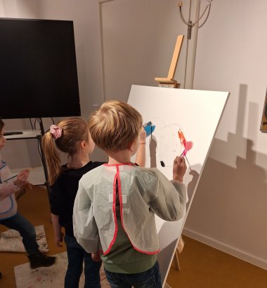 Visita a la galería Los niños pintan un lienzo