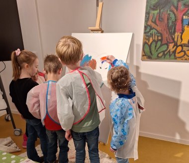 Visita a la galería Los niños pintan un lienzo