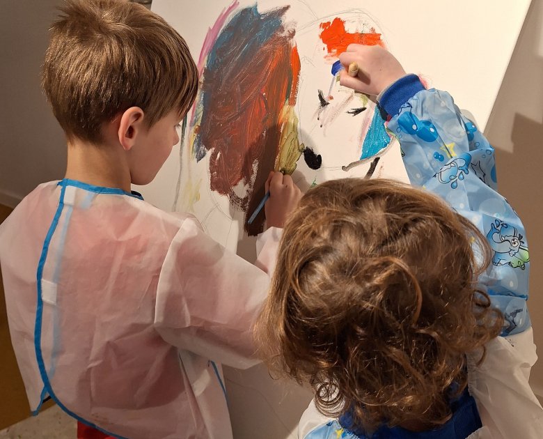 Visita a la galería Los niños pintan sobre lienzo