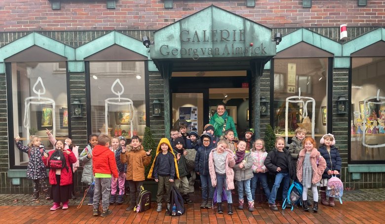 Visita a la galería Clase frente a la galería