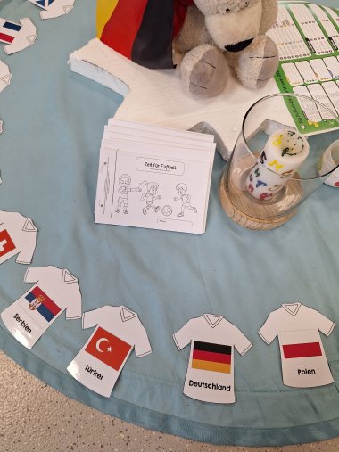 Preparándose para la EM 2024 Mascota de la clase con folleto de fútbol