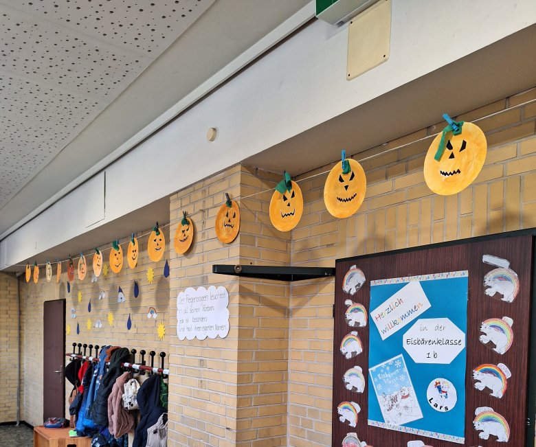 Decoración de Halloween Caras de calabaza artesanales colgadas de una cuerda en el pasillo de la escuela, decoración de Halloween