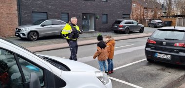 Policía de tráfico 2 niños cruzando la carretera