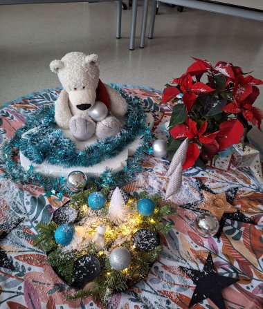 Decoración navideña El oso polar Lars en los adornos navideños