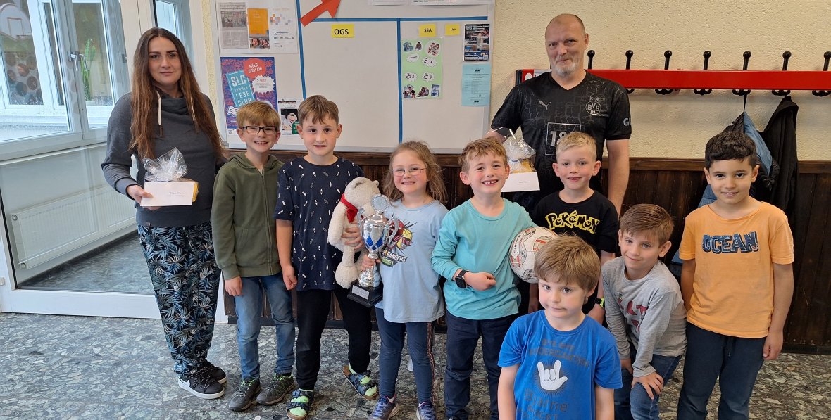 Primary School Cup 2024 Lapset kiittävät valmennustiimiä