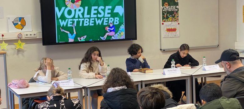 Les finalistes lisent devant le public et le jury lors du concours de lecture à l'école secondaire de Gronau.