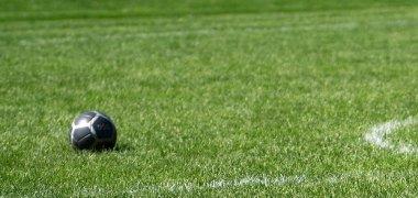 Un enfant court après un ballon