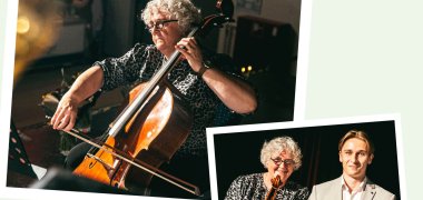 Une promesse tenue Collage composé de deux photographies : sur la plus grande, Ursula Steuer, vêtue d'une tenue de cérémonie, joue du violoncelle avec concentration sur scène. Sur la plus petite, elle se tient, souriante, avec son violoncelle, aux côtés d'un ancien élève vêtu d'un costume clair. Tous deux regardent l'objectif et semblent détendus et fiers après leur prestation musicale commune.