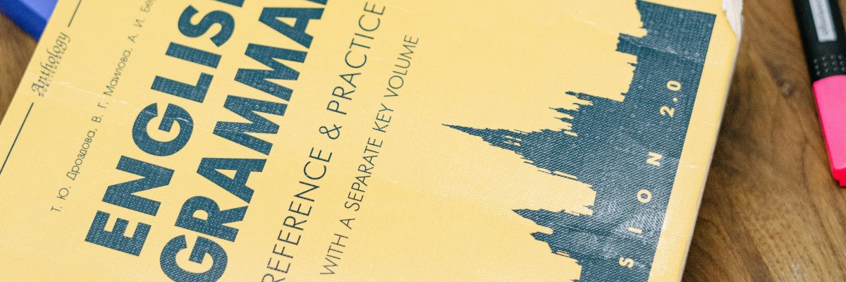 Un livre d'anglais est posé sur la table.