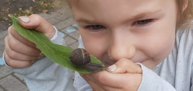 Une fille montre un escargot