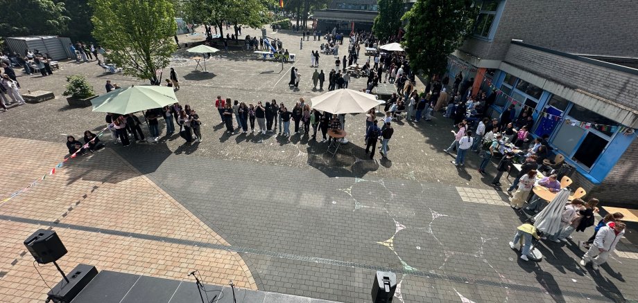 Sekolah Komprehensif Gronau merayakan Hari Eropa. Pemandangan halaman sekolah yang semarak.