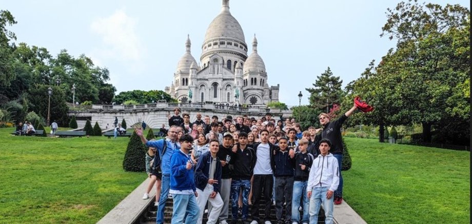 Kelas-kelas berdiri di tangga di depan gereja