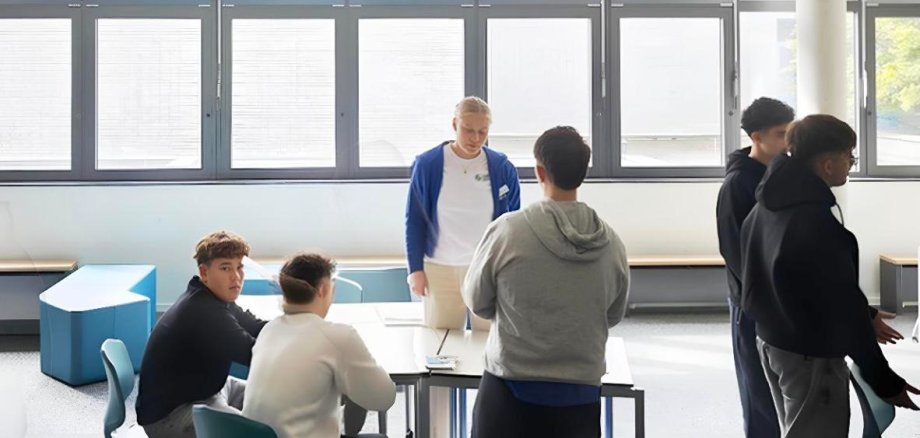 Para siswa dan siswi kelas 9 dan 10 mendapatkan informasi mengenai berbagai peluang magang bersama seorang duta magang dari Stadtwerke Gronau.