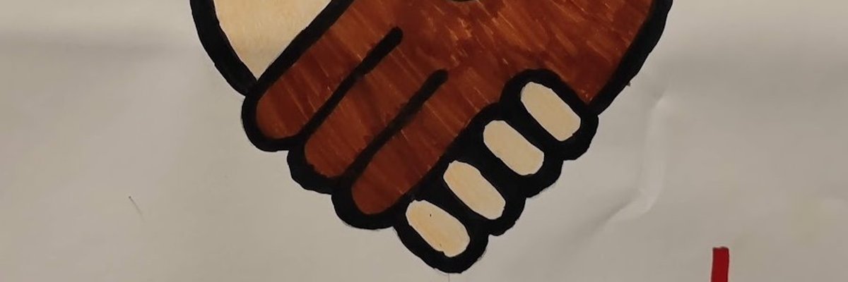 Dua tangan dengan warna kulit yang berbeda