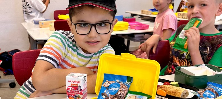 Kotak roti organik 2 Anak laki-laki menunjukkan kotak roti organiknya