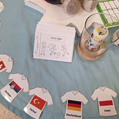 Maskot kelas dengan buklet sepak bola