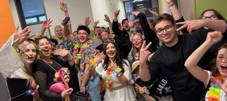 I diplomati delle scuole superiori festeggiano il loro ultimo giorno di scuola