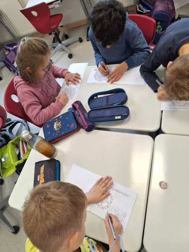 Si senta a proprio agio per l'EM 2024 I bambini lavorano sul libretto di calcio