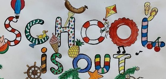 学校は夏休み」のカラフルなポスター。フラミンゴ、スイカ、アイスクリーム、ビーチボール、サングラス、ヤシの木、アイスキャンディー、イカリ、貝殻、ライフブイ、ユニコーンのスイミングタイヤなど、夏らしいモチーフで各文字がクリエイティブに飾られています。レタリングの周りには、太陽、ココナッツ、カメラ、ビーチサンダル、パラソルなどの夏のシンボルが描かれています。このデザインは陽気で、夏と休暇の気分を伝えます。