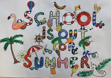 夏休みのご挨拶 学校は夏休み」のカラフルなポスター。フラミンゴ、スイカ、アイスクリーム、ビーチボール、サングラス、ヤシの木、アイスキャンディー、イカリ、貝殻、ライフブイ、ユニコーンのスイミングタイヤなど、夏らしいモチーフで各文字がクリエイティブに飾られています。レタリングの周りには、太陽、ココナッツ、カメラ、ビーチサンダル、パラソルなどの夏のシンボルが描かれています。このデザインは陽気で、夏と休暇の気分を伝えます。