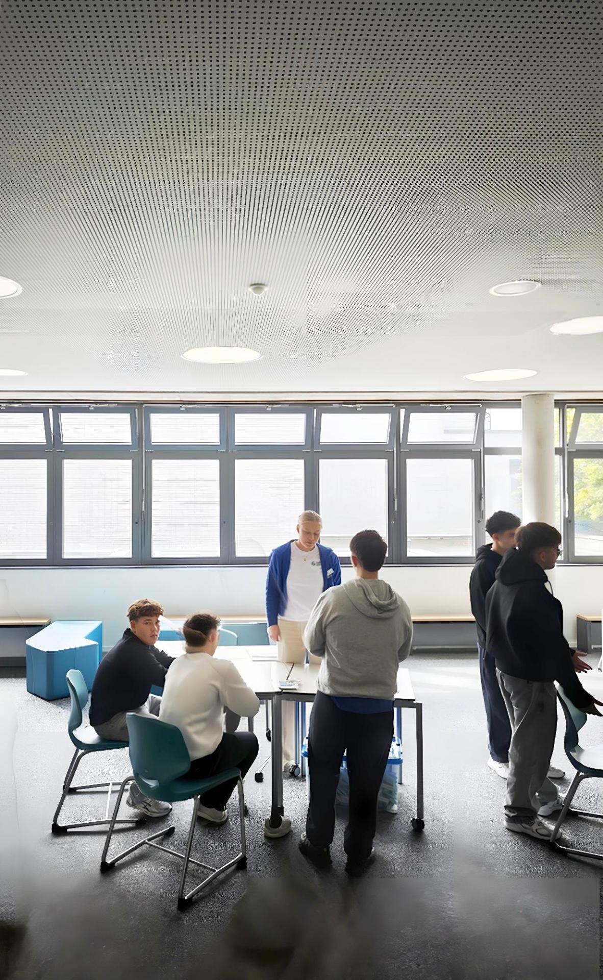 9年生と10年生の生徒たちは、グロナウ市公社（Stadtwerke Gronau）の職業訓練アンバサダーと共に、さまざまな職業訓練の選択肢について情報を得ています。