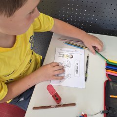 サッカー冊子に取り組む子どもたち
