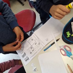 サッカー冊子に取り組む子どもたち