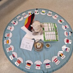 サッカー用具を持ったクラスのマスコット