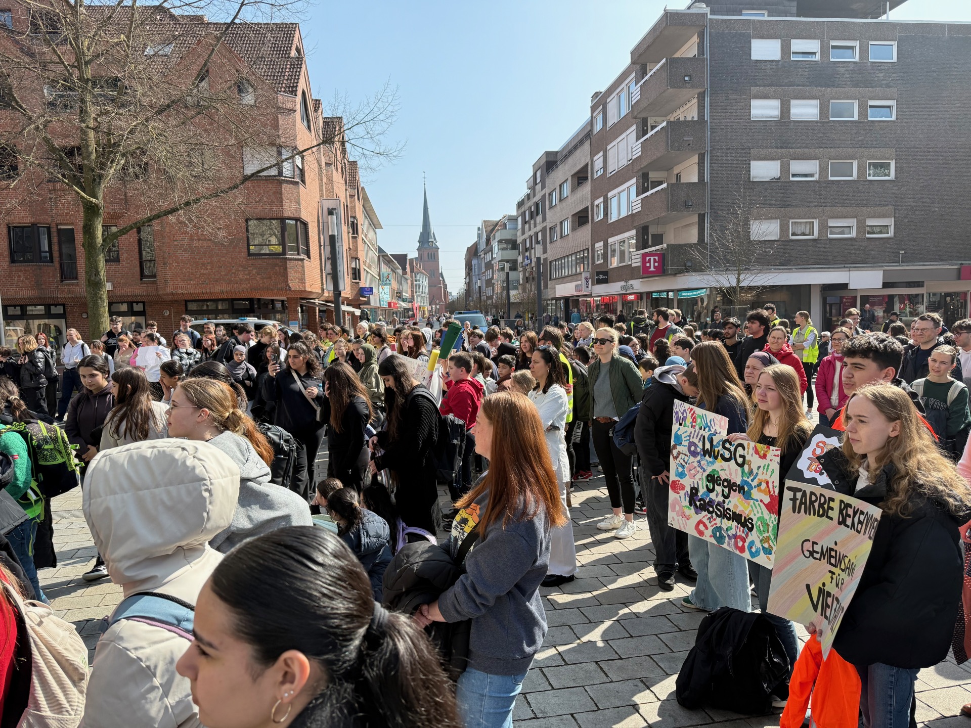Elever fra flere skoler i Gronau samles på kirketorget til en felles demonstrasjon med bannere: "Mot rasisme", "Vis farge", "Sammen for mangfold".