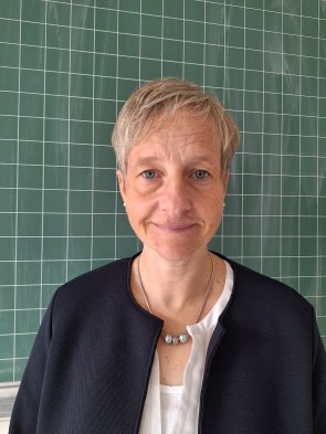 Edda Overkamp Foto av skolesekretæren, en blond kvinne med kort hår.
