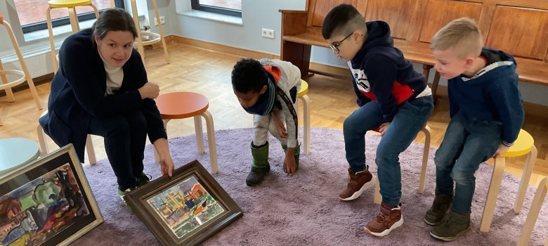 Galerijbezoek 1 Kinderen kijken naar een foto