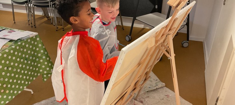 Galerijbezoek 3 Kinderen schilderen op een doek